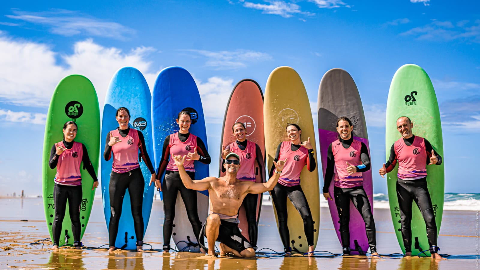 photo de groupe des élèves sur la plage