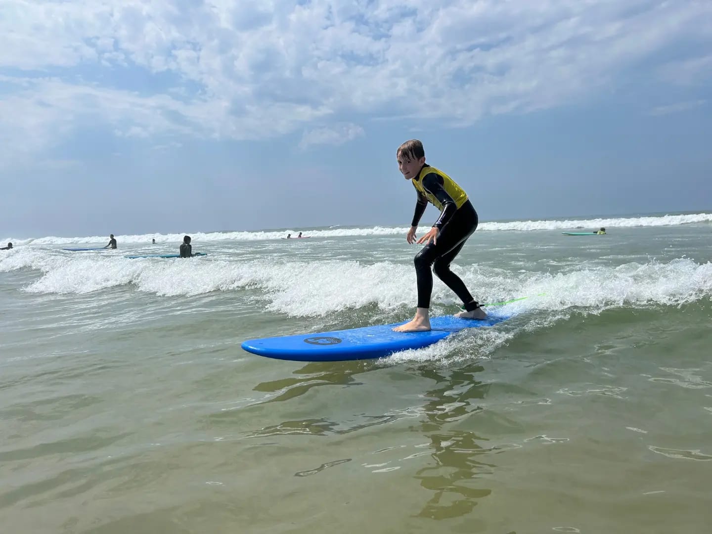 duo de surfeurs débutants sur une vague